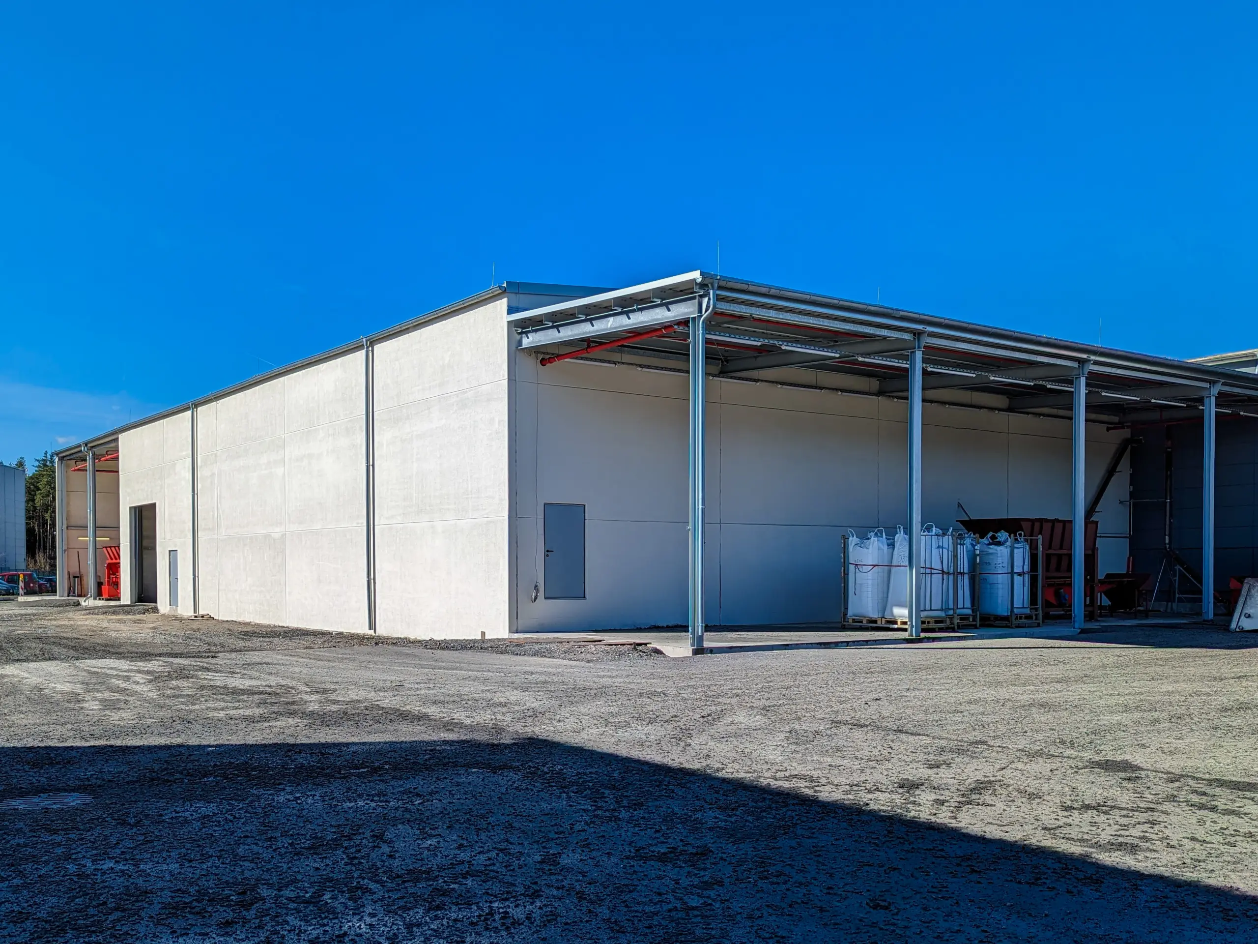 Neubau einer Gewerbehalle und Schüttgutboxenüberdachung für die Grundbesitz GmbH